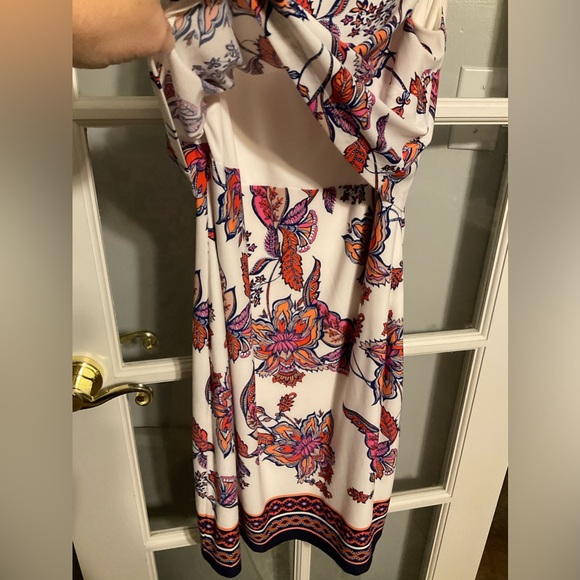 VINCE CAMUTO sleeveless dress. Size 8. Worn just a few times. Multi colored. - Picture 3 of 4